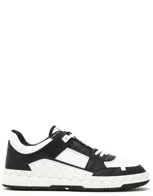 Low Top Freedots trainer in black/white calfskin