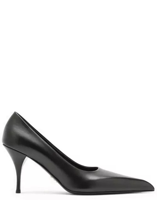 Black pointed pumps in leather