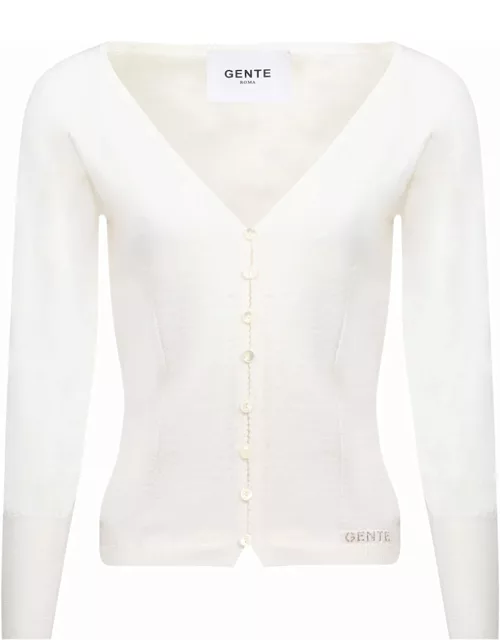 White cardigan with sleeves lumghe V-neck.