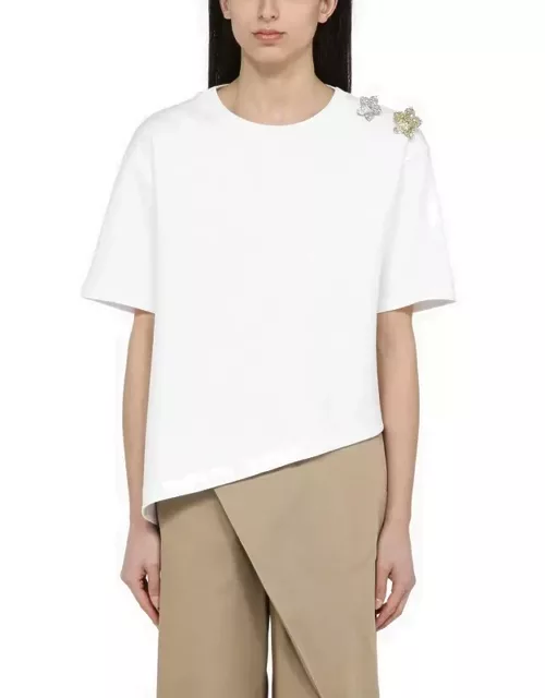 Asymmetrical white T-shirt with pin
