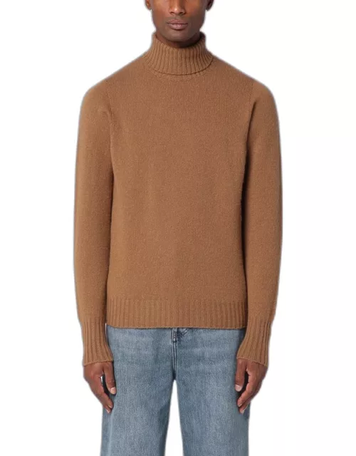 Camel-coloured turtleneck sweater in woo