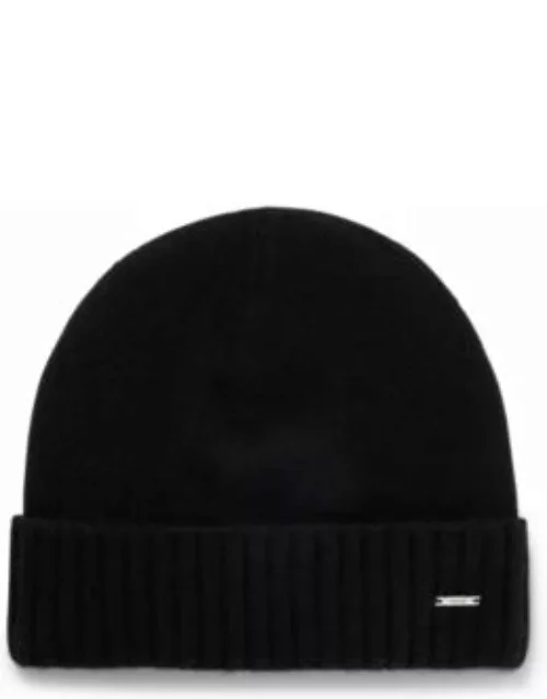 Cashmere beanie hat with metal logo plate and ribbed cuff- Black Men'