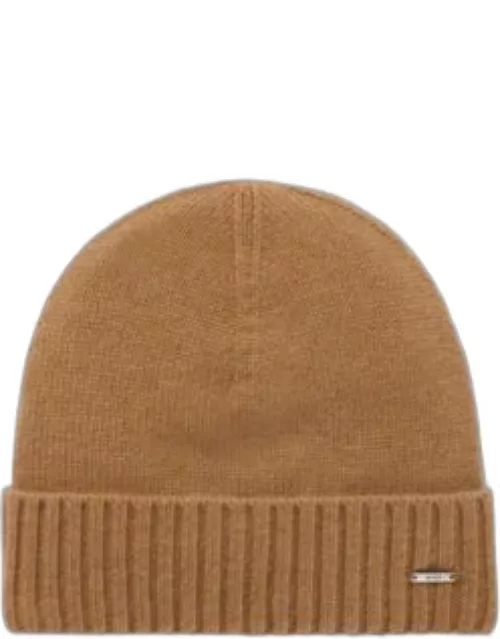 Cashmere beanie hat with metal logo plate and ribbed cuff- Beige Men'