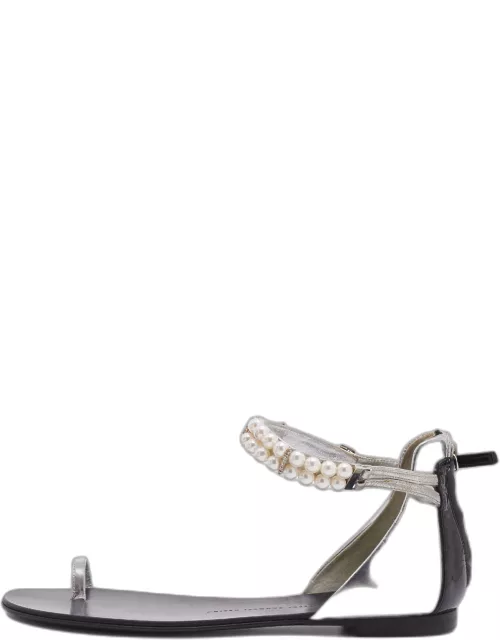 Giuseppe Zanotti Black/Silver Patent And Leather Pearl Embellished Toe Ring Flat Sandal