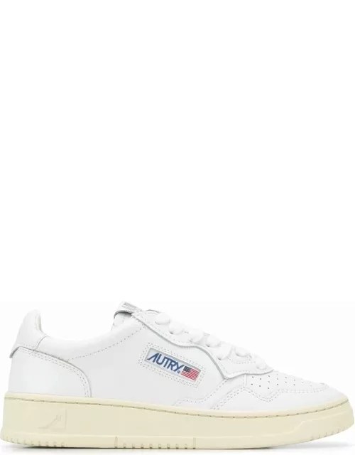 Medalist low white leather trainer