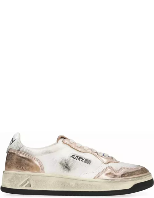 Autry Super Vintage Medalist Low Sneakers In White And Gold Leather