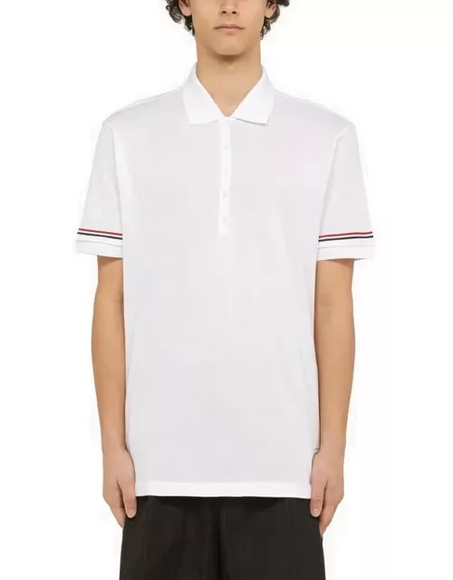 Short-sleeved white polo shirt with patch