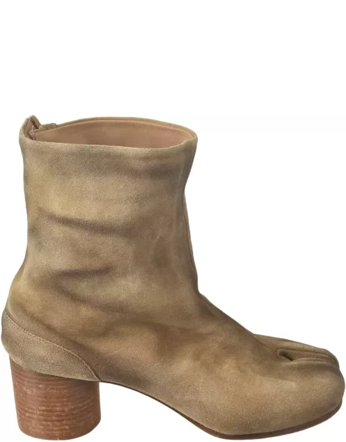 Maison Margiela Tabi Ankle Boots In Camel Suede